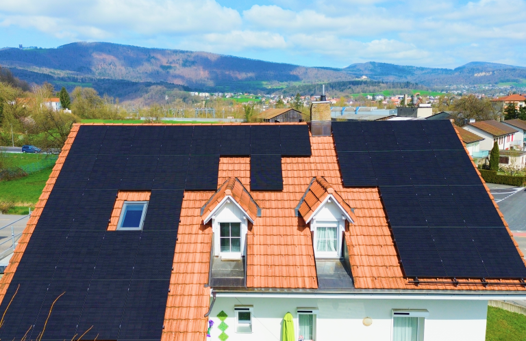 Solaranlage für ein Zweifamilienhaus in Dulliken mit der Gesamtleistung 31.6 kWp