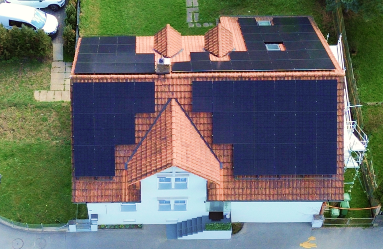 Solaranlage für ein Zweifamilienhaus in Dulliken mit der Gesamtleistung 31.6 kWp