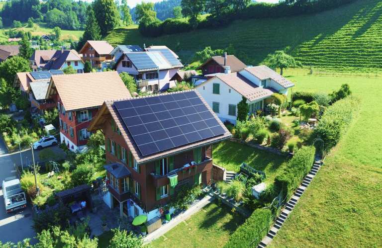 Solaranlage für Mehrfamilienhaus in Wasen im Emmental mit der Gesamtleistung von 16.56 kWp-Solardienstleistungen in ganzer Schweiz